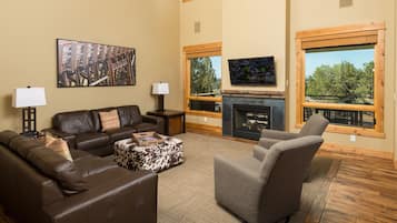 Hytte - 4 soveværelser | Opholdsområde | 42-tommers fladskærms-tv med digitale kanaler, tv, pejs