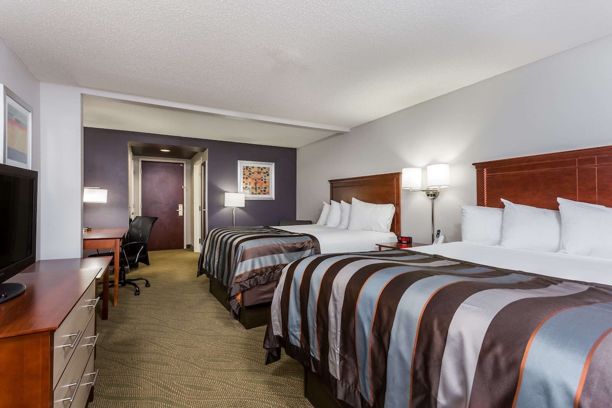 Premium bedding, in-room safe, desk, iron/ironing board