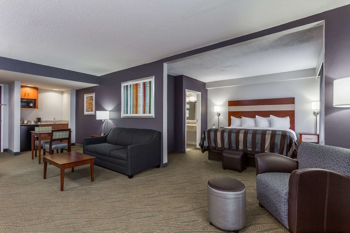 Premium bedding, in-room safe, desk, iron/ironing board