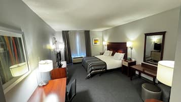 Room, 1 King Bed, Accessible, Non Smoking (Mobility,Roll-in Shower OR Tub/Shower) | Premium bedding, in-room safe, desk, iron/ironing board