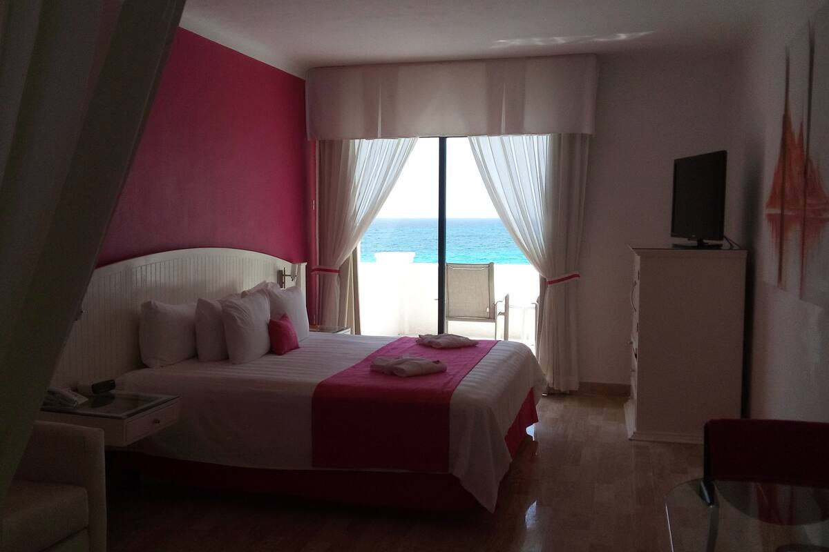 Premium bedding, free minibar items, in-room safe, desk