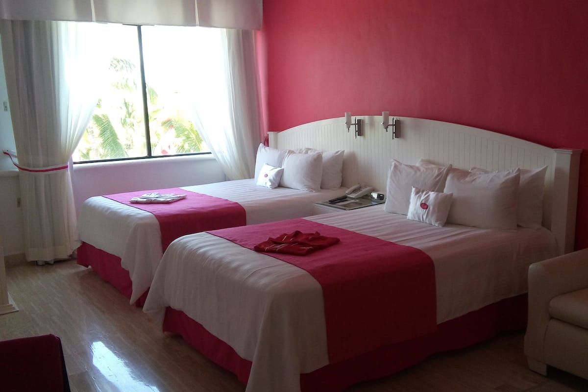 Premium bedding, free minibar items, in-room safe, desk