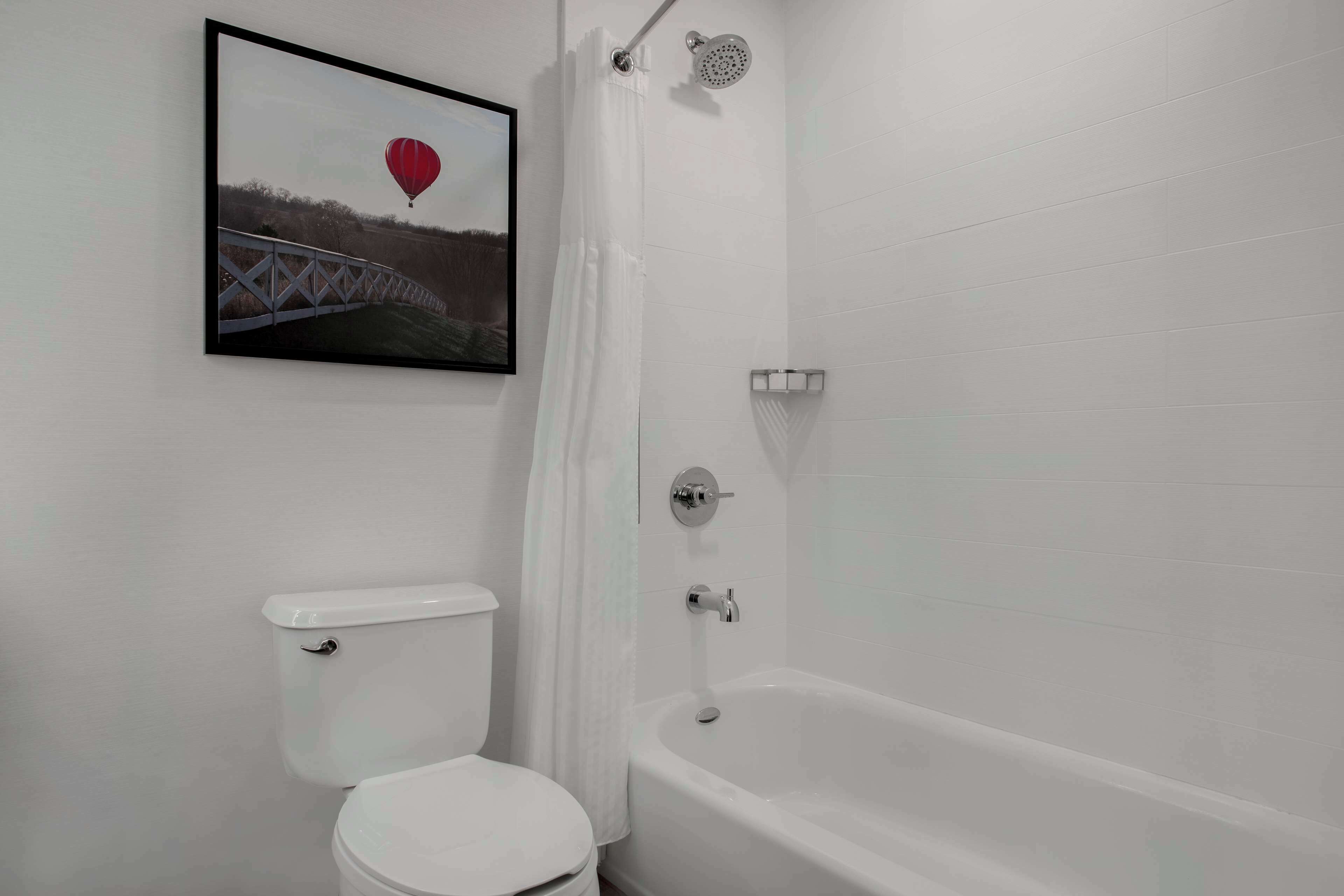 Une salle de bain comprenant des toilettes, une douche et une baignoire.