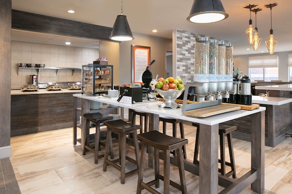 Desayuno completo entre semana (USD 12.95 por persona)