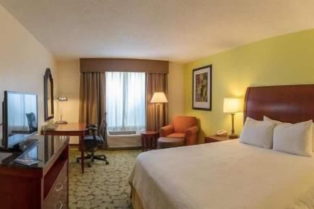 Escritorio, espacio para trabajar con laptop y cortinas blackout