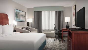 King Evolution Room ルーム ジェットバス | リビング エリア | 43 インチの薄型テレビ (ケーブル放送視聴可)、テレビ、MP3 ドック