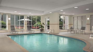Piscina coperta, con ingresso dalle 06:00 alle 22:00, lettini