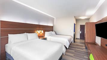 Habitación de hotel con dos camas, un televisor de pantalla plana y un escritorio con lámpara.