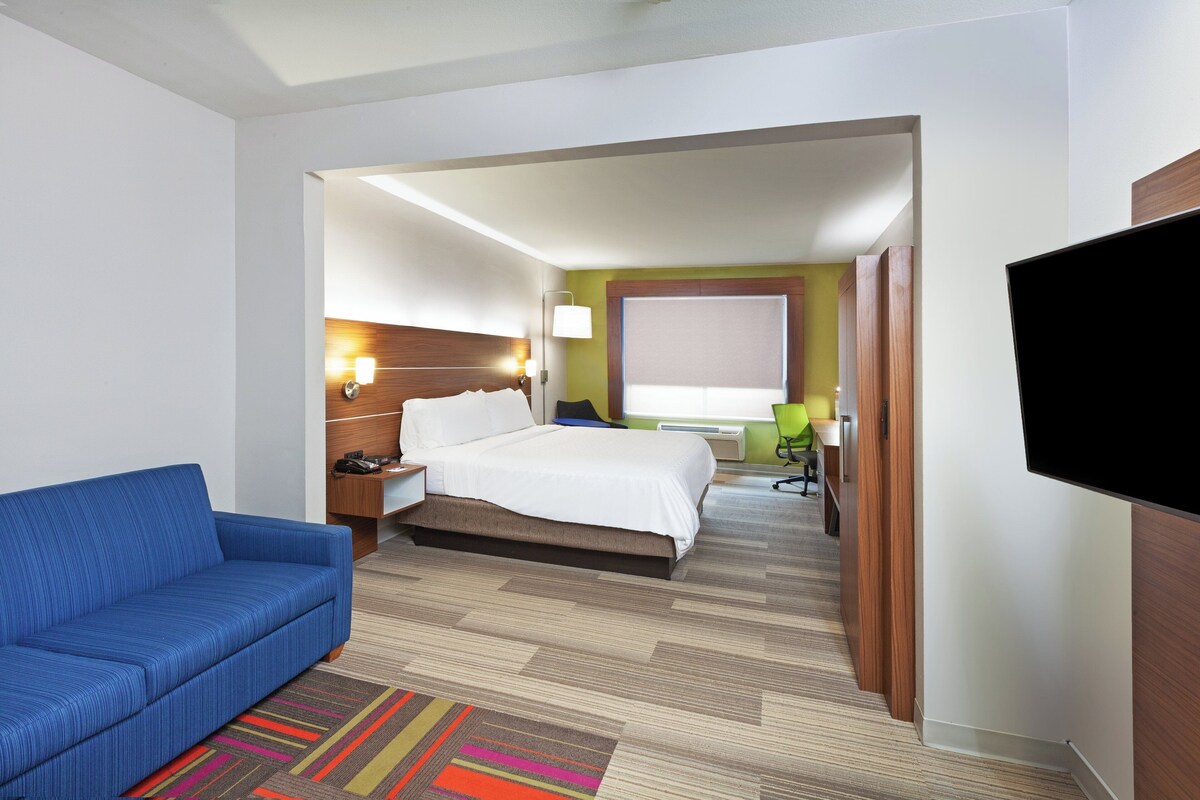 Suite, 1 King Bed, Accessible | In-room safe, desk, iron/ironing board, free cots/infant beds