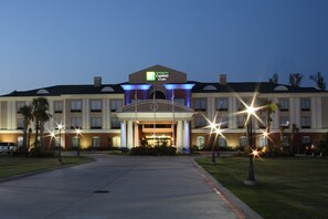 Un hôtel Holiday Inn Express & Suites doté d’une entrée principale, de plusieurs étages et d’un parking.