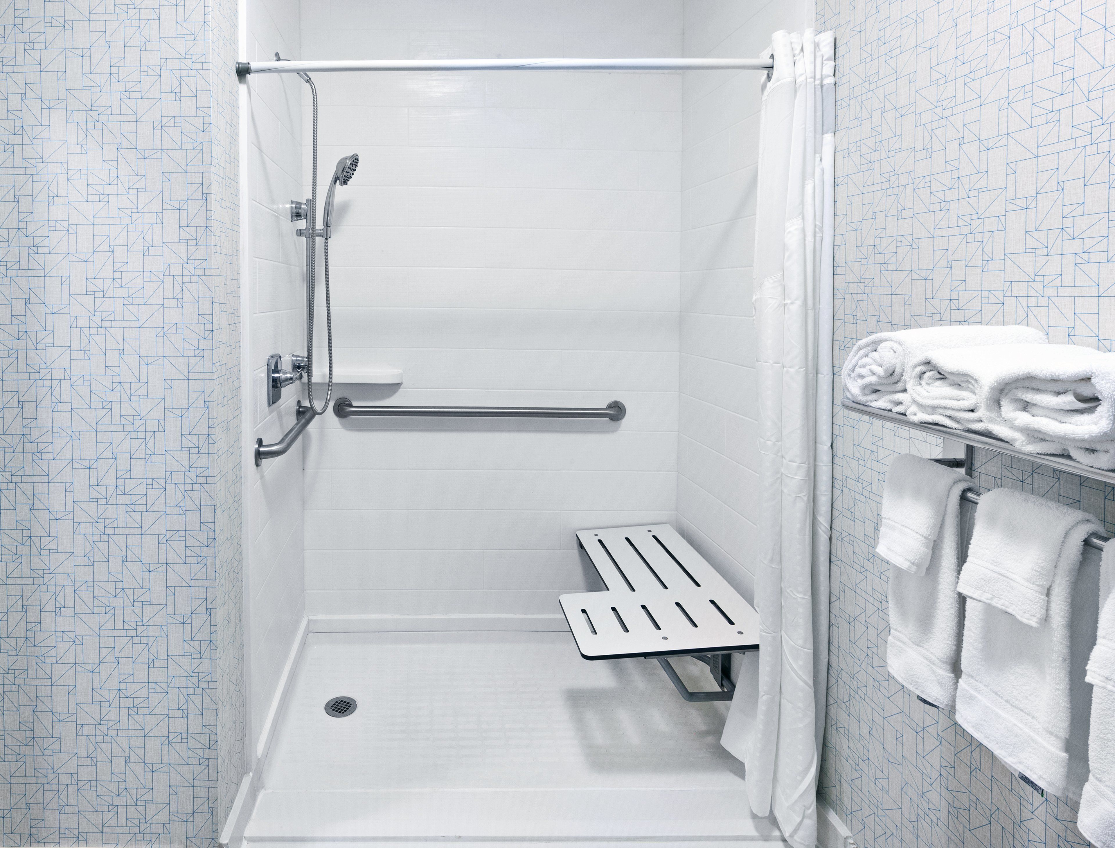 combined shower/bathtub, hair dryer, towels