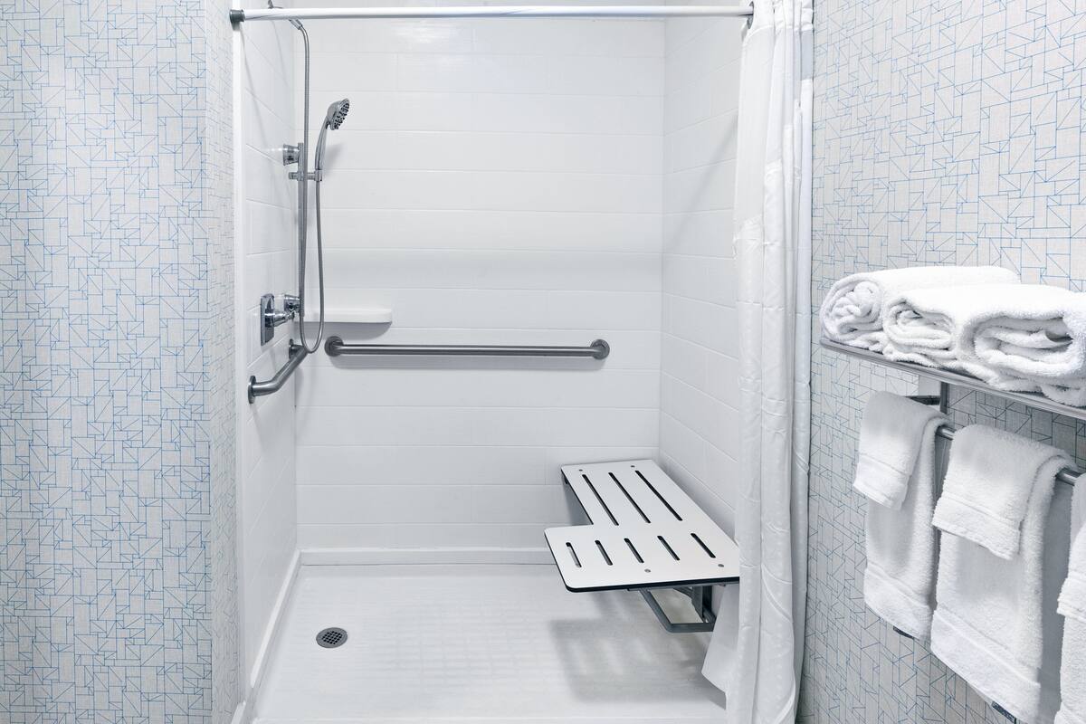 combined shower/bathtub, hair dryer, towels