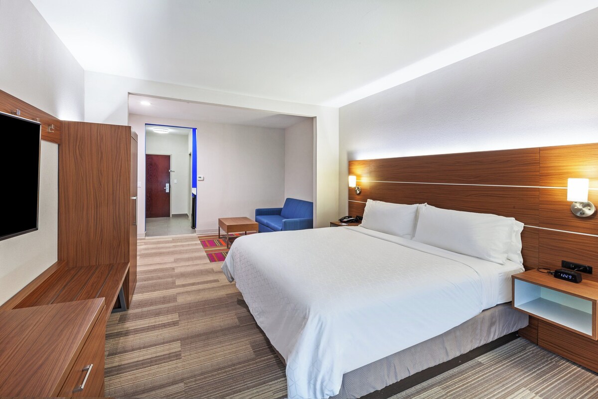 Suite, 1 King Bed | In-room safe, desk, iron/ironing board, free cots/infant beds