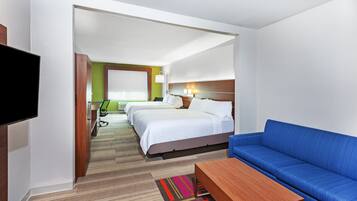 Suite, 2 lits doubles | Coffres-forts dans les chambres, bureau, fer et planche à repasser