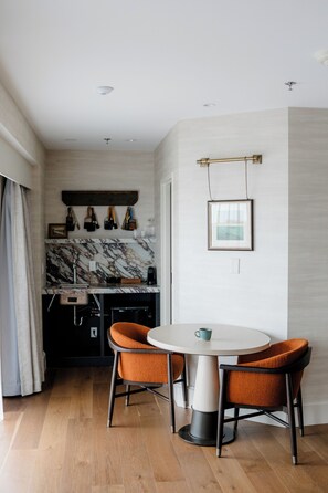 Premium bedding, pillowtop beds, in-room safe, desk - The Harborvale, Autograph Collection (Burlington)