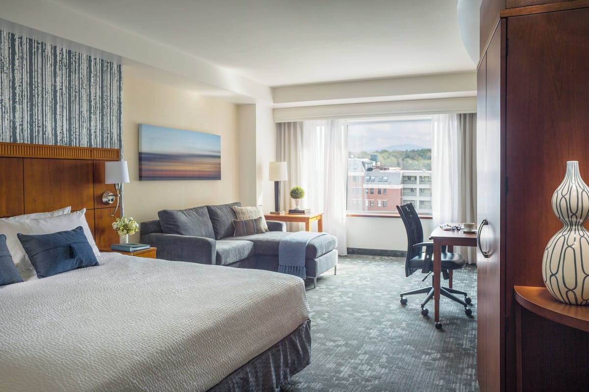 Habitación, 1 cama King size y sofá cama, para no fumadores, vista a la ciudad | Ropa de cama de alta calidad y caja de seguridad en la habitación