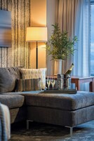 客房, 1 张特大床和 1 张沙发床, 湖景 | 泳池