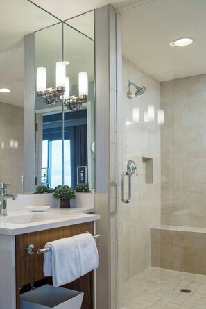 Amenidades de baño gratuitas, secadora de cabello, toallas, jabón 