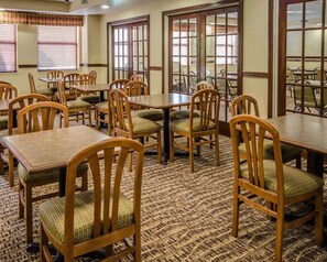 Free daily continental breakfast - Quality Suites Jeffersonville - Louisville North (Jeffersonville)