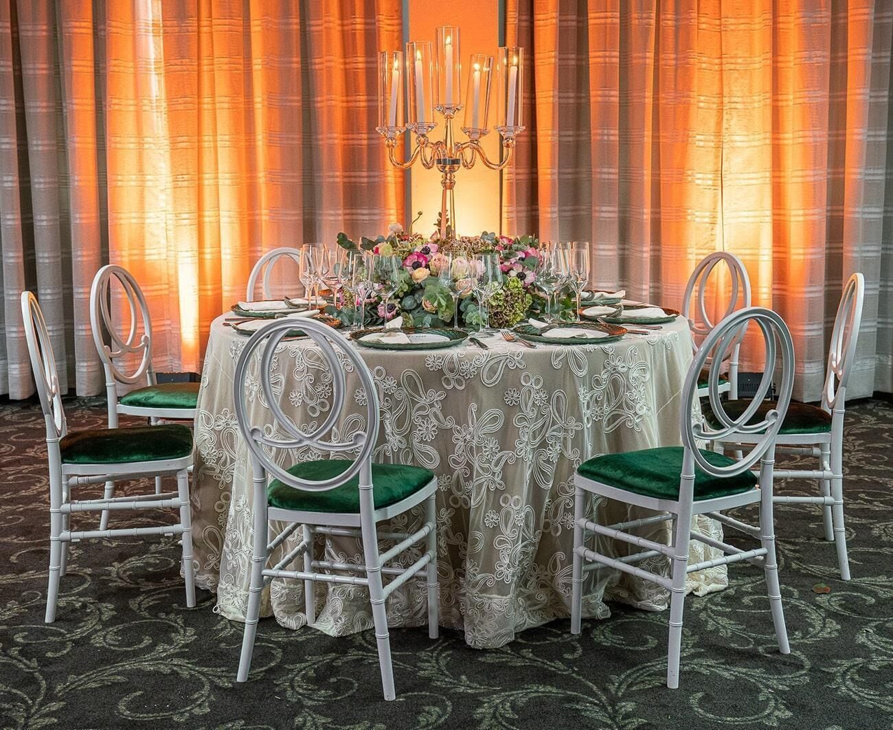 Hochwertige Bettwaren, Zimmersafe, Schreibtisch, Verdunkelungsvorhänge