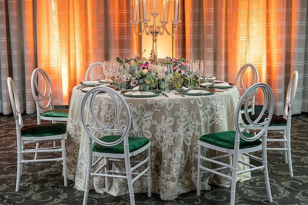 Ropa de cama de alta calidad y caja de seguridad en la habitación