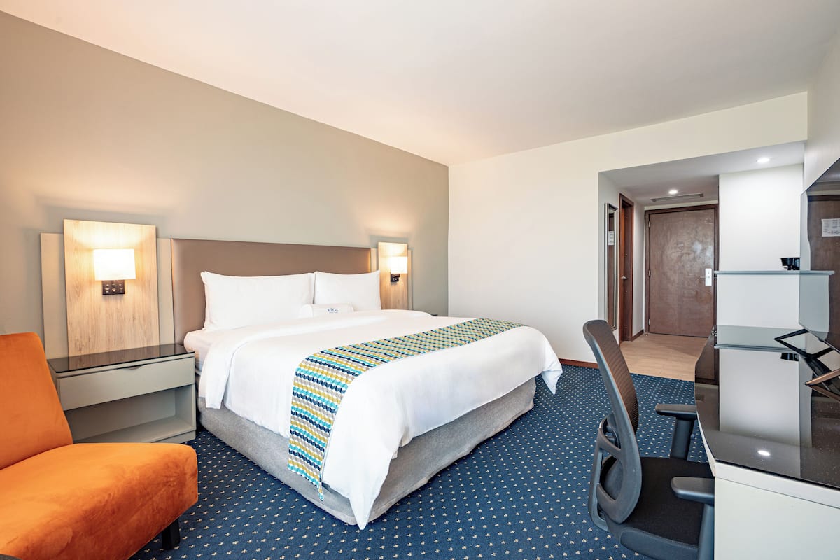 Executive Superior Room - 1 King Bed | Premium bedding, in-room safe, desk, blackout drapes