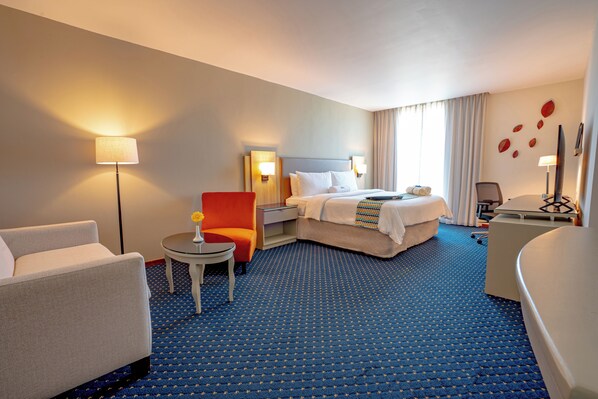 Junior Suite | Premium bedding, in-room safe, desk, blackout drapes