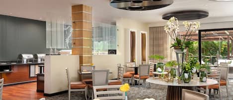 Aamiainen, lounas ja illallinen; kansainvälinen keittiö