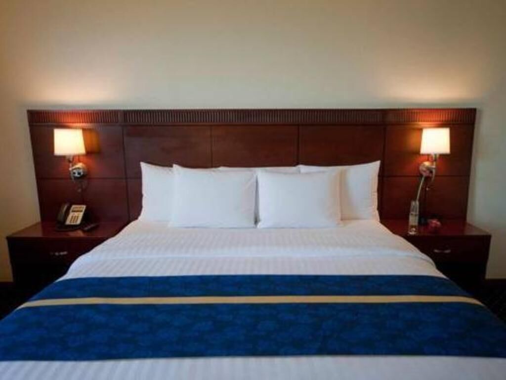Ropa de cama de alta calidad y caja de seguridad en la habitación 