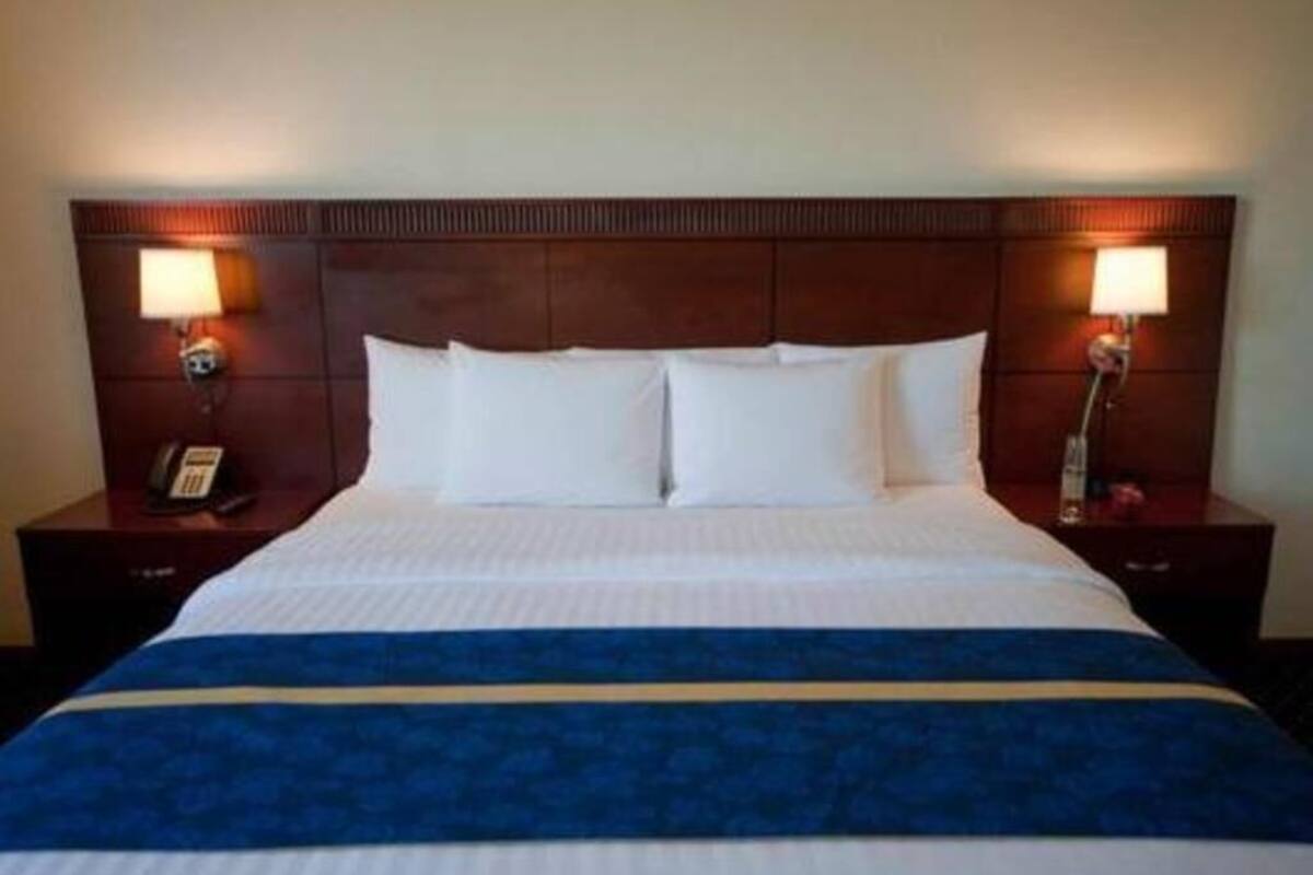 Ropa de cama de alta calidad y caja de seguridad en la habitación