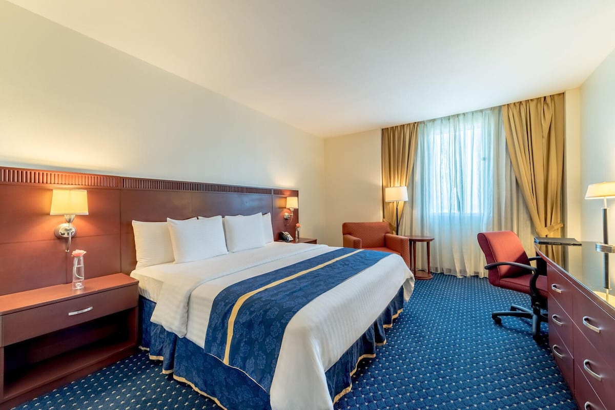 Premium bedding, in-room safe, desk, blackout drapes