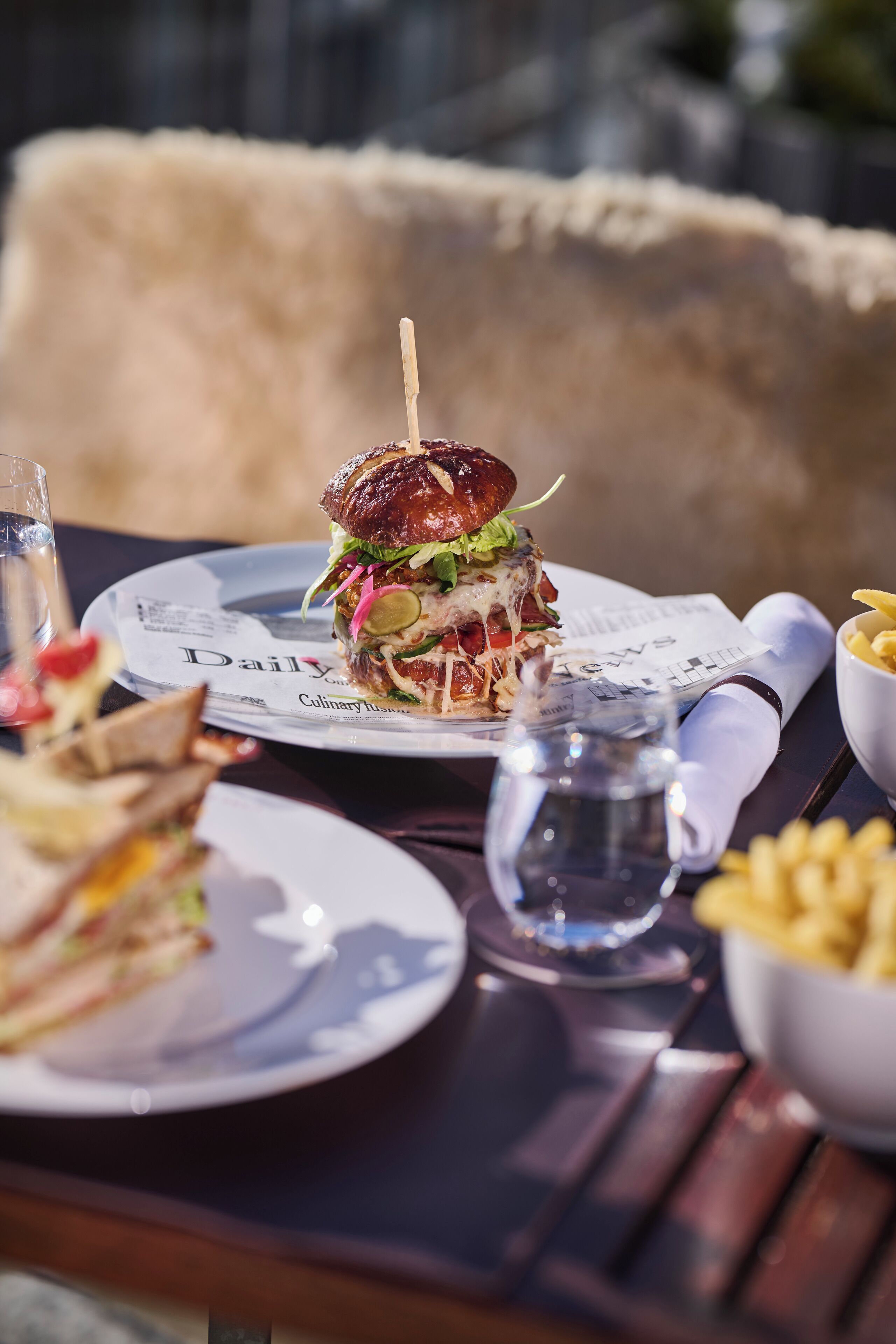 Un pasto con un hamburger, patatine fritte e una bevanda su un tavolo.