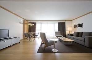 Suite – panorama, ved fjell (Matterhorn Suite) | Oppholdsområde | Flatskjerm-TV og DVD-spiller