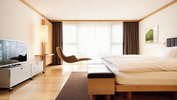 Deluxe Double Room, 1 King Bed | 1 bedroom, hypo-allergenic bedding, minibar, in-room safe