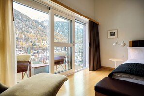 Quarto casal conforto, 1 cama King | Roupas de cama antialérgicas, frigobar, cofres nos quartos