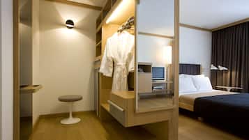 Basic Single Room, 1 Queen Bed (Queen Double Room) | Hypo-allergenic bedding, minibar, in-room safe, soundproofing