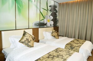 Een minibar, een kluis op de kamer, een bureau, verduisterende gordijnen