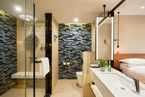 Standard Room, 1 King Bed, City View | Bathroom | Shower, rainfall showerhead, free toiletries, hair dryer - Fairfield by Marriott Ningbo Yinzhou (Ningbo)