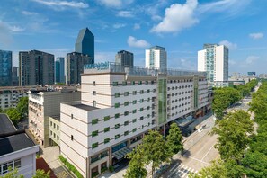 A modern hotel with a flat roof, multiple floors, and a prominent sign. - Fairfield by Marriott Ningbo Yinzhou (Ningbo)