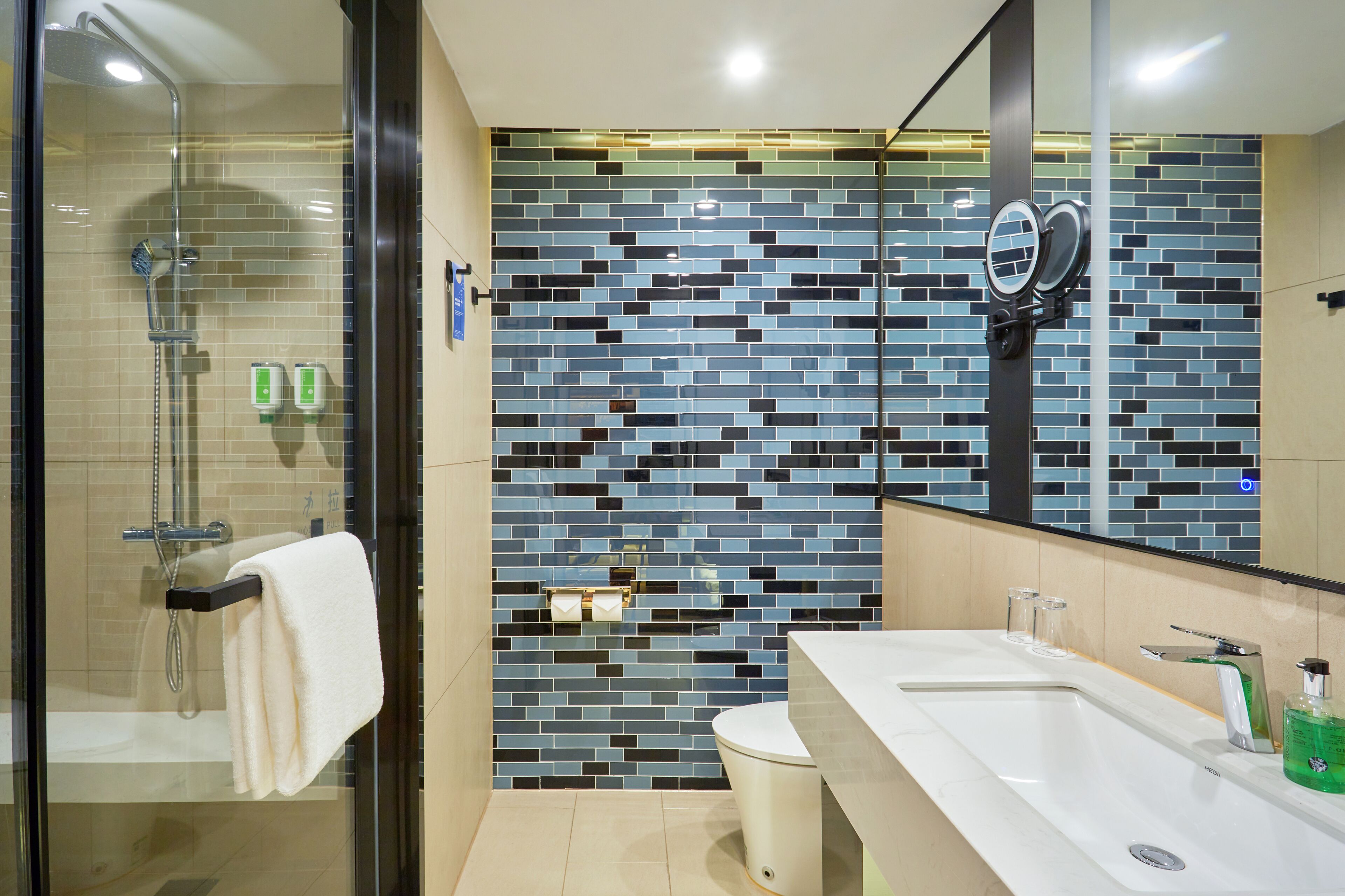 deluxe room, 2 single beds, city view | bathroom | shower, rainfall showerhead, free toiletries, hair dryer