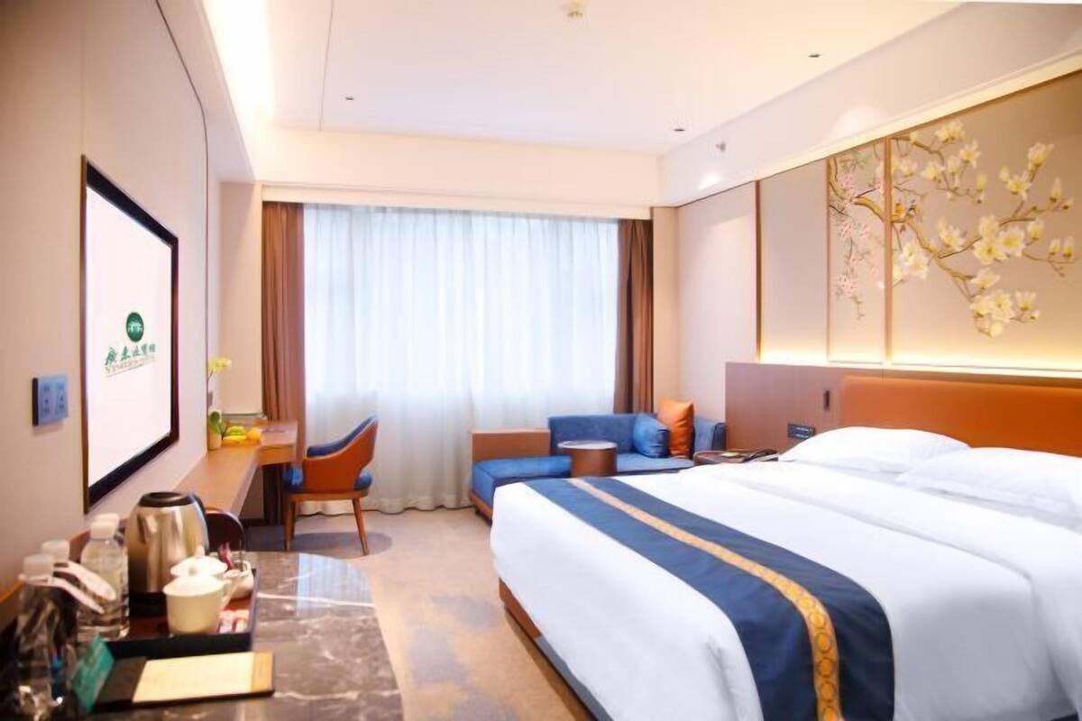 Minibar, in-room safe, desk, iron/ironing board