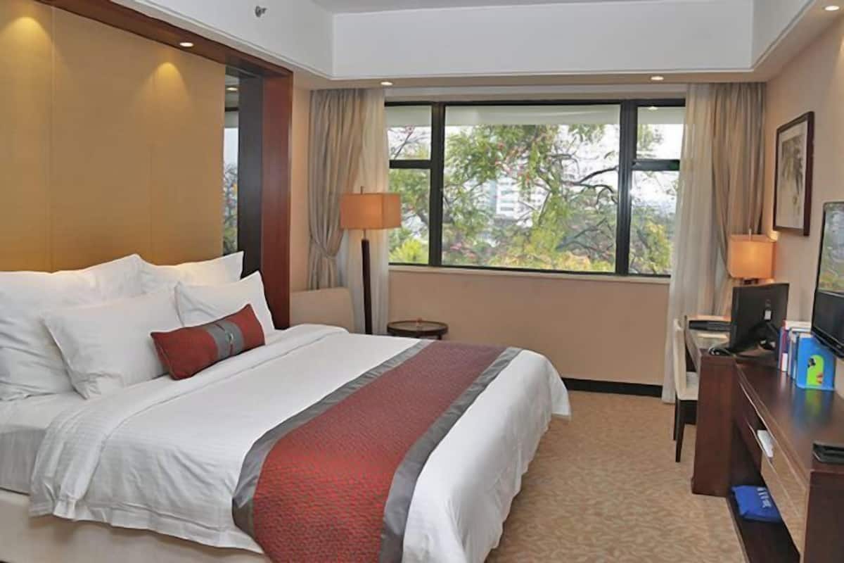 Minibar, in-room safe, desk, iron/ironing board