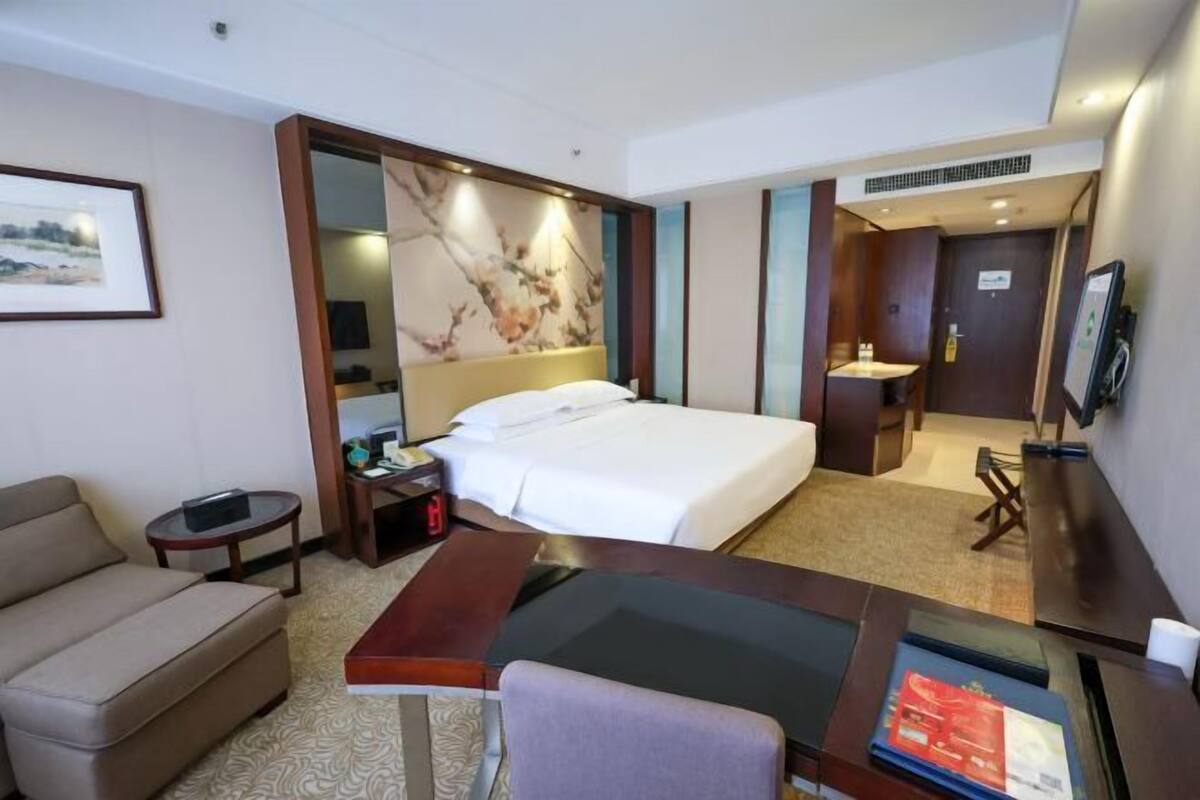 Minibar, in-room safe, desk, iron/ironing board