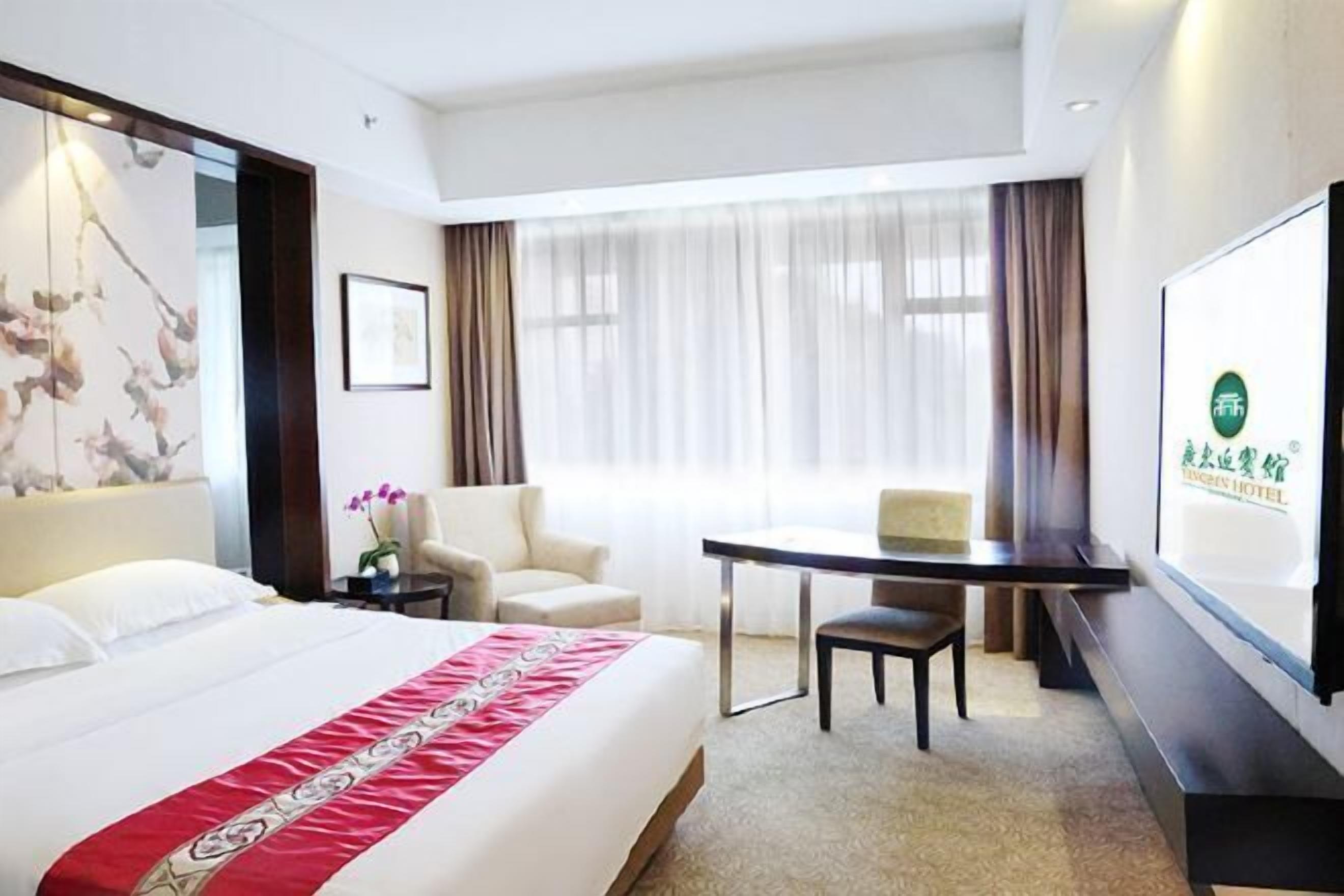 Minibar, in-room safe, desk, iron/ironing board