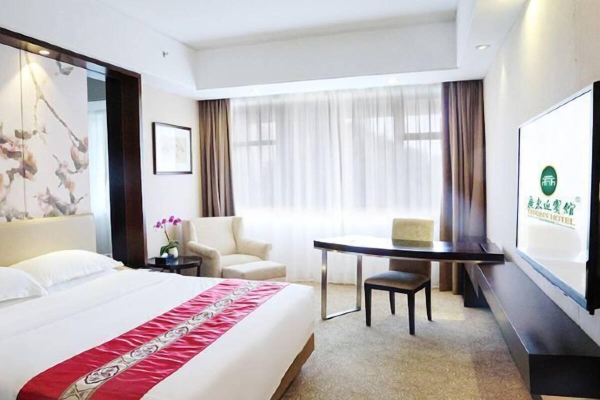 Minibar, in-room safe, desk, iron/ironing board