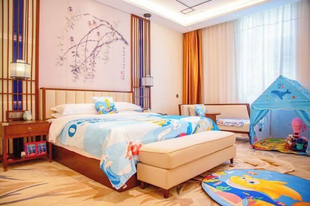 Minibar, in-room safe, desk, iron/ironing board