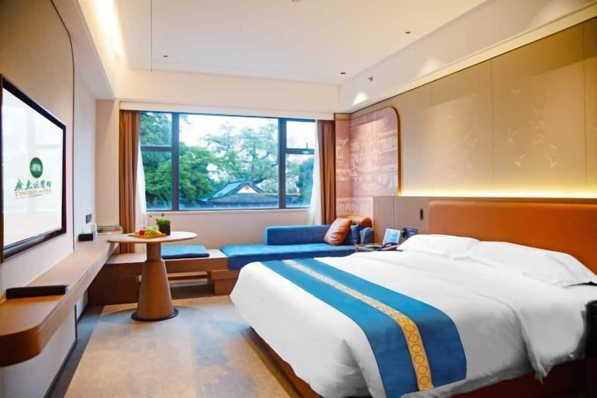Bar mini, peti besi dalam bilik, meja, seterika/papan seterika