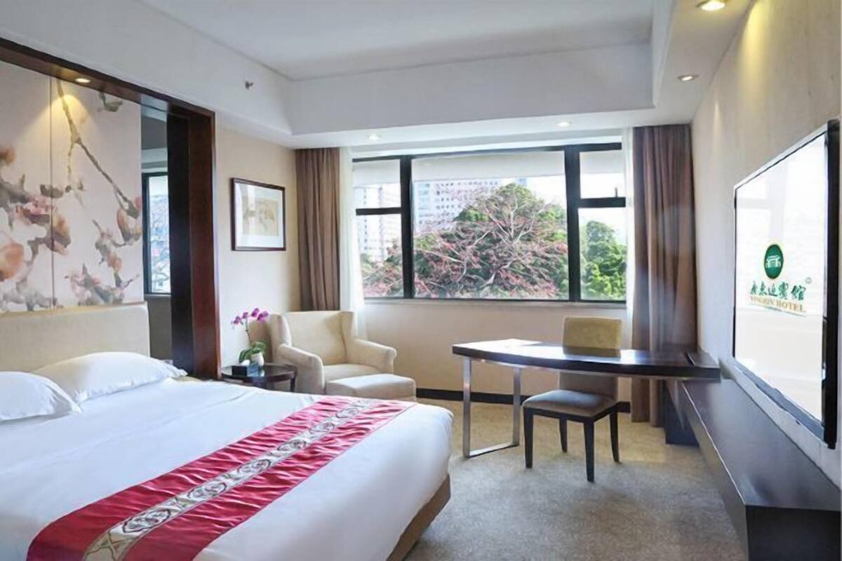 Minibar, in-room safe, desk, iron/ironing board