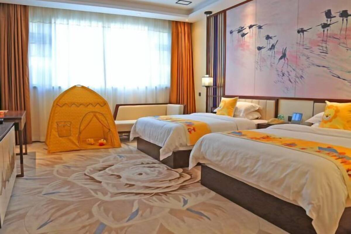 Minibar, in-room safe, desk, iron/ironing board