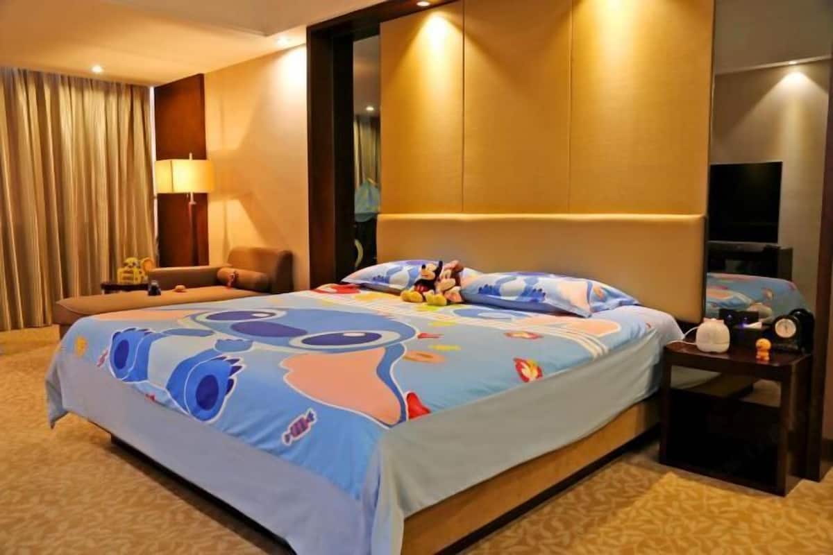 Bar mini, peti besi dalam bilik, meja, seterika/papan seterika